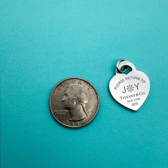 Tiffany & Co. please return to joy holiday 2024 charm pendant in sterling silver - Picture 3 of 5